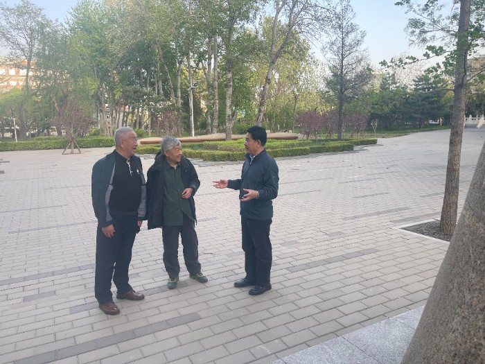 朱金堂(左一)参观对外经济贸易大学.jpg 朱金堂(左一)参观对外经济贸易大学.jpg
