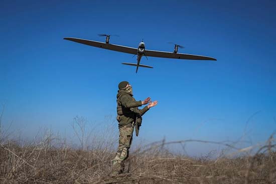圖為烏克蘭軍人發射偵察無人機。(路透社).jpg 圖為烏克蘭軍人發射偵察無人機。(路透社).jpg