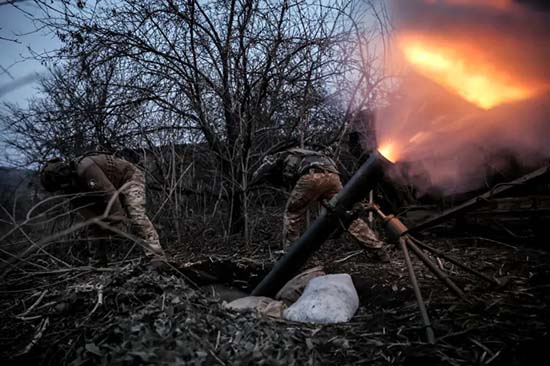 2025年3月16日,烏克蘭軍人在頓內茨克地區恰西夫亞爾鎮附近的前線向俄羅斯軍隊發射120毫米迫擊砲路透社.jpg 2025年3月16日,烏克蘭軍人在頓內茨克地區恰西夫亞爾鎮附近的前線向俄羅斯軍隊發射120毫米迫擊砲路透社.jpg