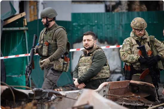 戰爭期間澤倫斯基(中)與烏克蘭軍隊在一起(Shutterstock).jpg 戰爭期間澤倫斯基(中)與烏克蘭軍隊在一起(Shutterstock).jpg