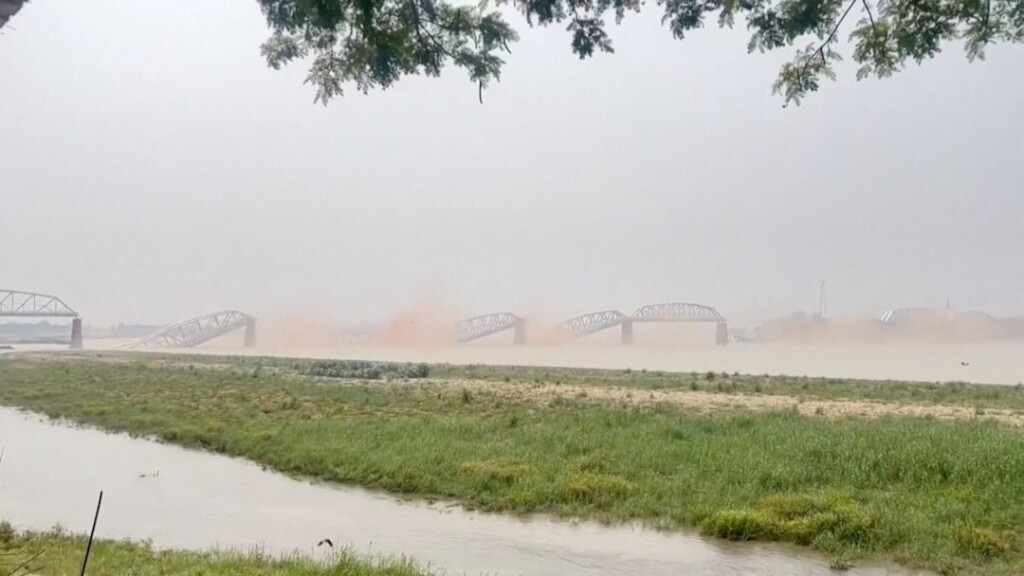 緬甸地震後,有90年歷史的阿瓦橋倒塌。(-路透社).jpg 緬甸地震後,有90年歷史的阿瓦橋倒塌。(-路透社).jpg