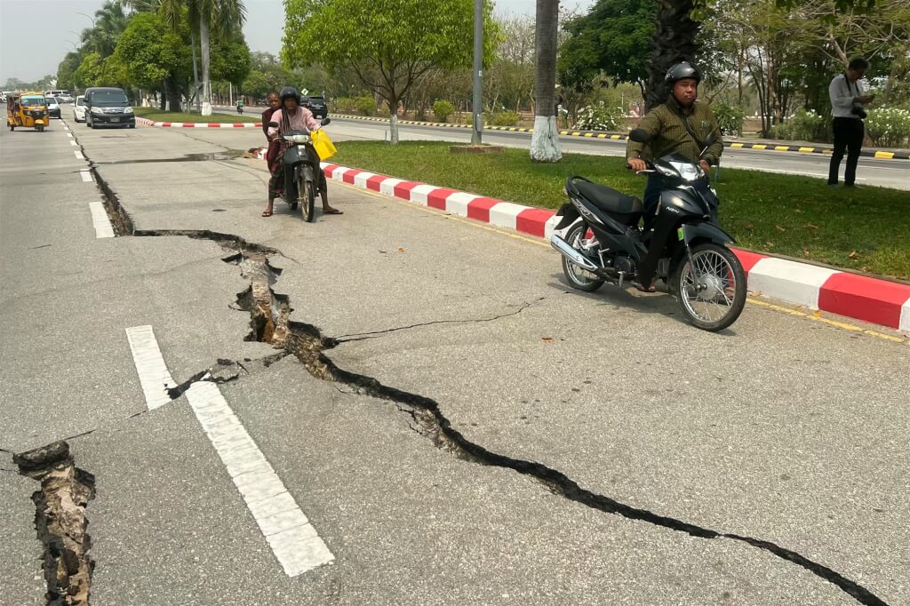 緬甸首都奈比多道路因地震裂開。(法新社).jpg 緬甸首都奈比多道路因地震裂開。(法新社).jpg