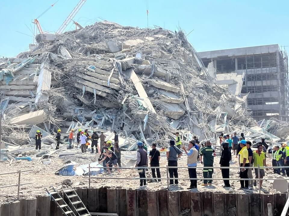 曼谷興建中的建築物倒塌,搜救人員現場救援。(路透社).jpg 曼谷興建中的建築物倒塌,搜救人員現場救援。(路透社).jpg