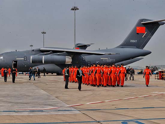 救援隊乘坐的4架中國空軍飛機，下午約4時，抵達北京首都國際機場。（央視圖片）.jpg