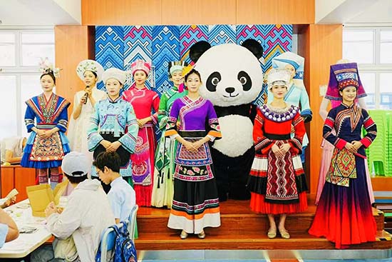 特邀的廣西世居的十二民族帶來傳統服飾展示。現場展示了六只代表廣西非遺盟友“熊貓崽.jpg 特邀的廣西世居的十二民族帶來傳統服飾展示。現場展示了六只代表廣西非遺盟友“熊貓崽.jpg