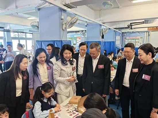 主禮嘉賓和學生互動.jpg 主禮嘉賓和學生互動.jpg
