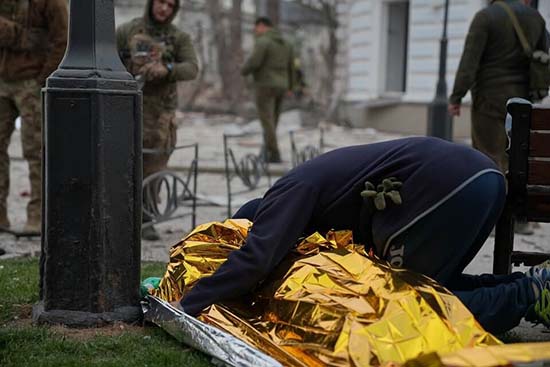 俄羅斯13日對烏克蘭蘇米市發動飛彈攻擊，造成至少34人死亡。一名居民抱著罹難者的遺體痛哭。（路透社）.jpg