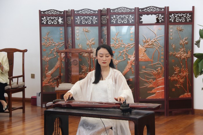 张文姣认为,琴为茶增韵,茶为琴添味,二者成为跨越千年的文化双璧 王长华 摄.JPG 张文姣认为,琴为茶增韵,茶为琴添味,二者成为跨越千年的文化双璧 王长华 摄.JPG