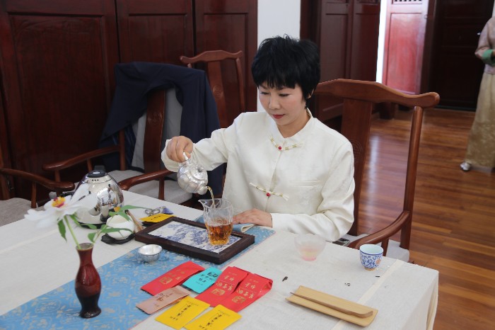 谢奉芹亲手为宾客们冲泡古树茶 王长华 摄.JPG 谢奉芹亲手为宾客们冲泡古树茶 王长华 摄.JPG
