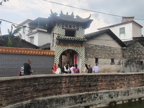 4、作家到楼下村“文魁阁”古迹采风.jpg 4、作家到楼下村“文魁阁”古迹采风.jpg