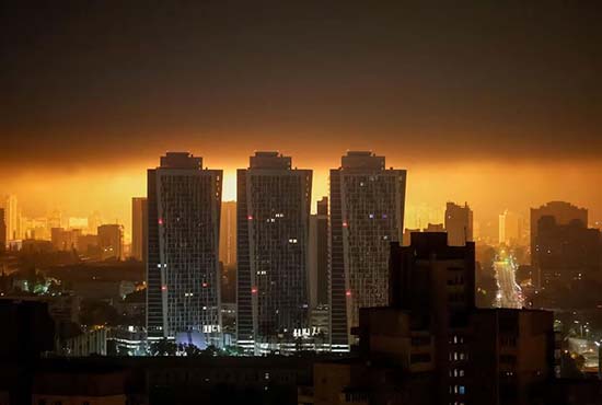 圖為俄羅斯25日對烏克蘭發動空襲,無人機在天空爆炸照亮天空。(路透社).jpg 圖為俄羅斯25日對烏克蘭發動空襲,無人機在天空爆炸照亮天空。(路透社).jpg