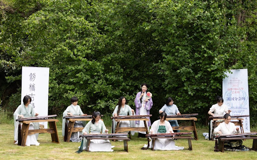 剑桥琴社创办人史杨女士与琴社琴友一起演奏古琴曲《关山月》(摄影:吕珍)-.jpg 剑桥琴社创办人史杨女士与琴社琴友一起演奏古琴曲《关山月》(摄影:吕珍)-.jpg