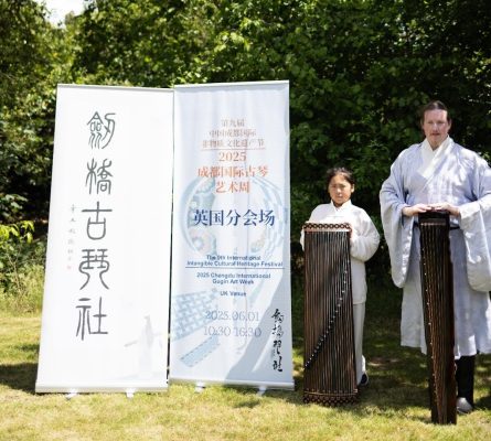 酷爱中国传统文化的英国人Robert.-(摄影:吕珍)-e1749067227757-445x400.jpg 酷爱中国传统文化的英国人Robert.-(摄影:吕珍)-e1749067227757-445x400.jpg