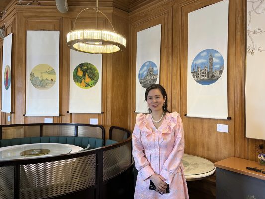 展覽現場,李牧遙與其国画作品合影-摄影:周家媚-533x400.jpeg 展覽現場,李牧遙與其国画作品合影-摄影:周家媚-533x400.jpeg
