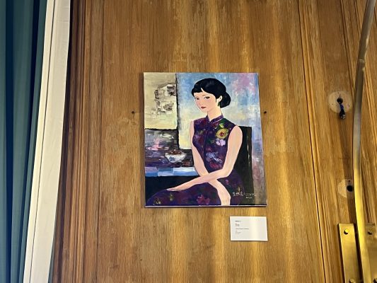 《穿旗袍的女子》,2024,油畫,60×50cm-攝影:周家媚-533x400.jpeg 《穿旗袍的女子》,2024,油畫,60×50cm-攝影:周家媚-533x400.jpeg