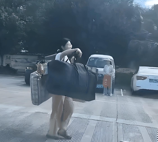 “扁担女孩”刘燕2.jpg “扁担女孩”刘燕2.jpg
