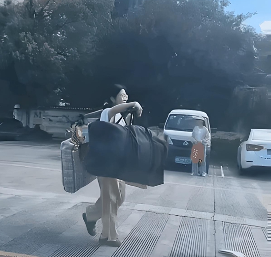 “扁担女孩”刘燕1.jpg “扁担女孩”刘燕1.jpg