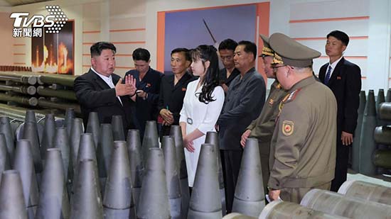 北韓最高領導人金正恩與愛女視察軍需工廠。(圖/達志影像路透社).jpg 北韓最高領導人金正恩與愛女視察軍需工廠。(圖/達志影像路透社).jpg
