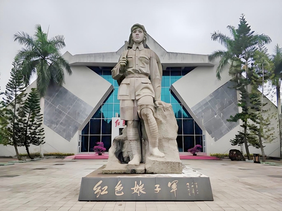 红色娘子军雕像1.jpg 红色娘子军雕像1.jpg