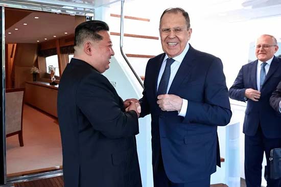 2025年7月12日,俄羅斯外交部長謝爾蓋·拉夫羅夫(右)與朝鮮最高領導人金正恩在朝鮮元山會面並握手美聯社.jpg 2025年7月12日,俄羅斯外交部長謝爾蓋·拉夫羅夫(右)與朝鮮最高領導人金正恩在朝鮮元山會面並握手美聯社.jpg