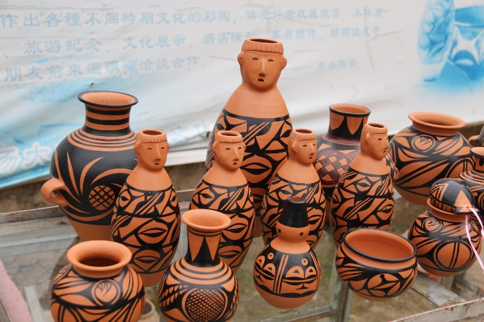 秦安大地湾遗址出土的彩陶复制品,刘万年的艺术生命,应该和先民们的创造一脉相承。王长华 摄.JPG 秦安大地湾遗址出土的彩陶复制品,刘万年的艺术生命,应该和先民们的创造一脉相承。王长华 摄.JPG