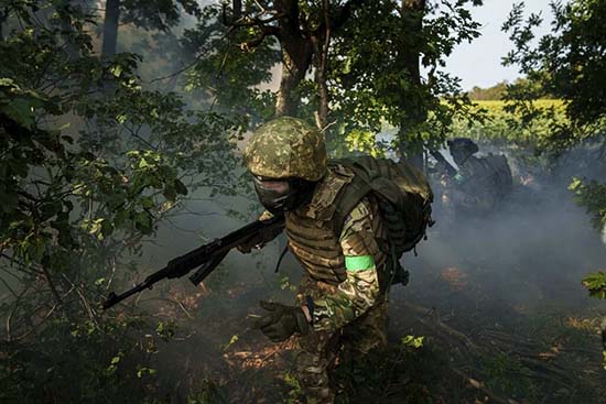圖為烏克蘭軍人在朝波克羅夫斯克(Pokrovsk)方向的樹林間進行訓練時奔跑。(美聯社).jpg 圖為烏克蘭軍人在朝波克羅夫斯克(Pokrovsk)方向的樹林間進行訓練時奔跑。(美聯社).jpg