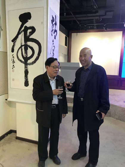 尚居义先生(右)与单国强先生交流榜书艺术.jpeg 尚居义先生(右)与单国强先生交流榜书艺术.jpeg