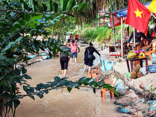 03溪流中游走.jpg 03溪流中游走.jpg