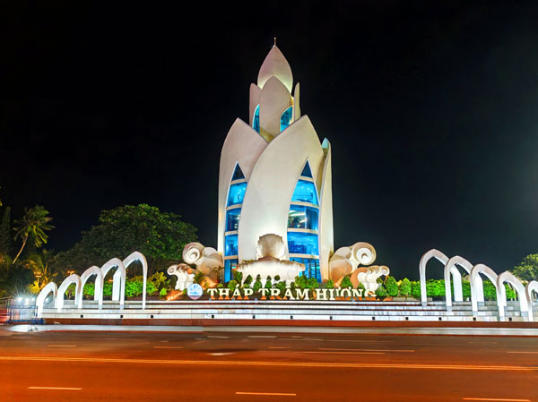 023沉香塔夜景.jpg 023沉香塔夜景.jpg