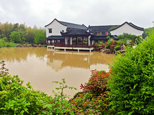 010龙池山下湖景.jpg 010龙池山下湖景.jpg