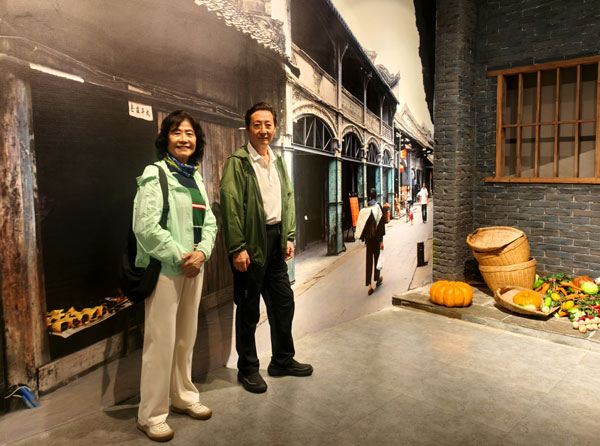 022参观展馆留影.jpg 022参观展馆留影.jpg