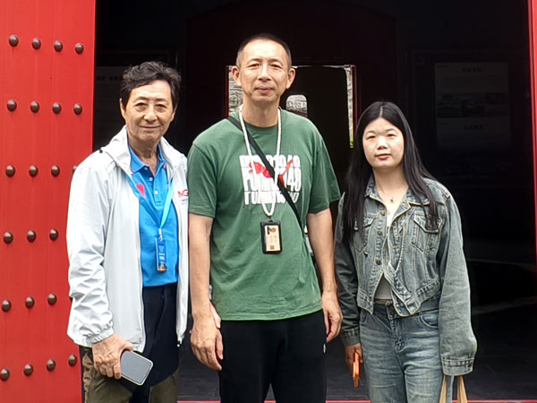 015与导游领队合影.jpg 015与导游领队合影.jpg