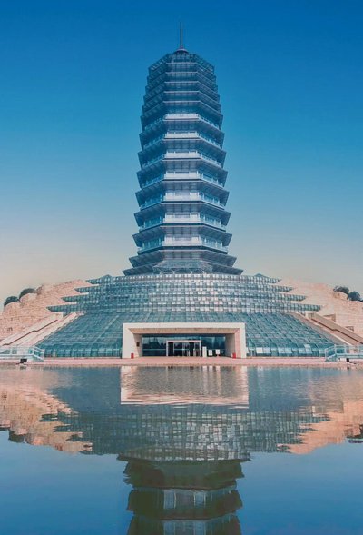 中国水利博物馆俨然一座“漂在水上”的水晶宝塔.jpg 中国水利博物馆俨然一座“漂在水上”的水晶宝塔.jpg