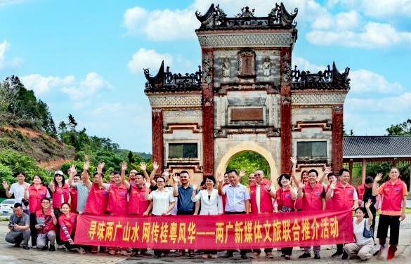 合影.jpg 合影.jpg