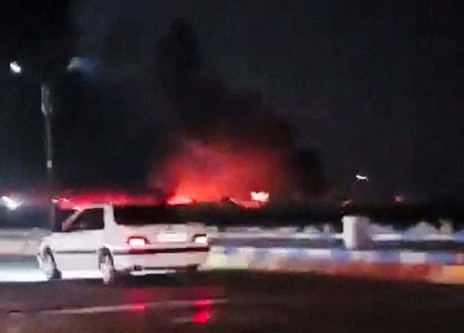 伊朗阿巴斯的漁業碼頭8日發生爆炸,現場濃煙滾滾。(-路透社).jpg 伊朗阿巴斯的漁業碼頭8日發生爆炸,現場濃煙滾滾。(-路透社).jpg