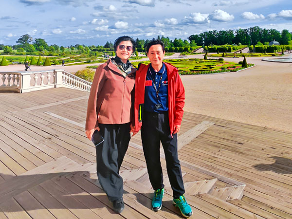014花园留影.jpg 014花园留影.jpg