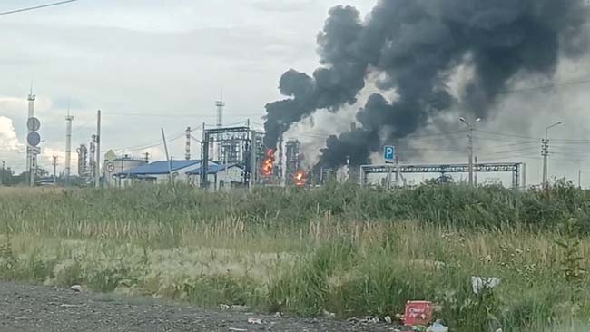 俄羅斯鄂木斯克市一家煉油廠6日遭烏克蘭無人機空襲打擊。(路透社).jpg 俄羅斯鄂木斯克市一家煉油廠6日遭烏克蘭無人機空襲打擊。(路透社).jpg