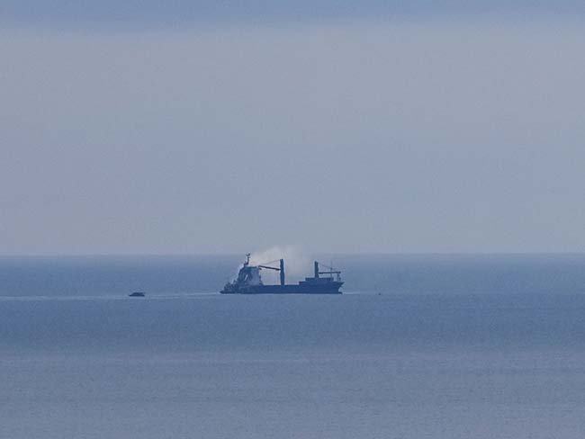 烏克蘭敖德薩的黑海港口附近有船隻遇襲冒煙。(路透社資料圖片).jpg 烏克蘭敖德薩的黑海港口附近有船隻遇襲冒煙。(路透社資料圖片).jpg