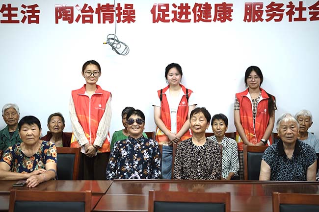团队与村内老人合照.jpg 团队与村内老人合照.jpg