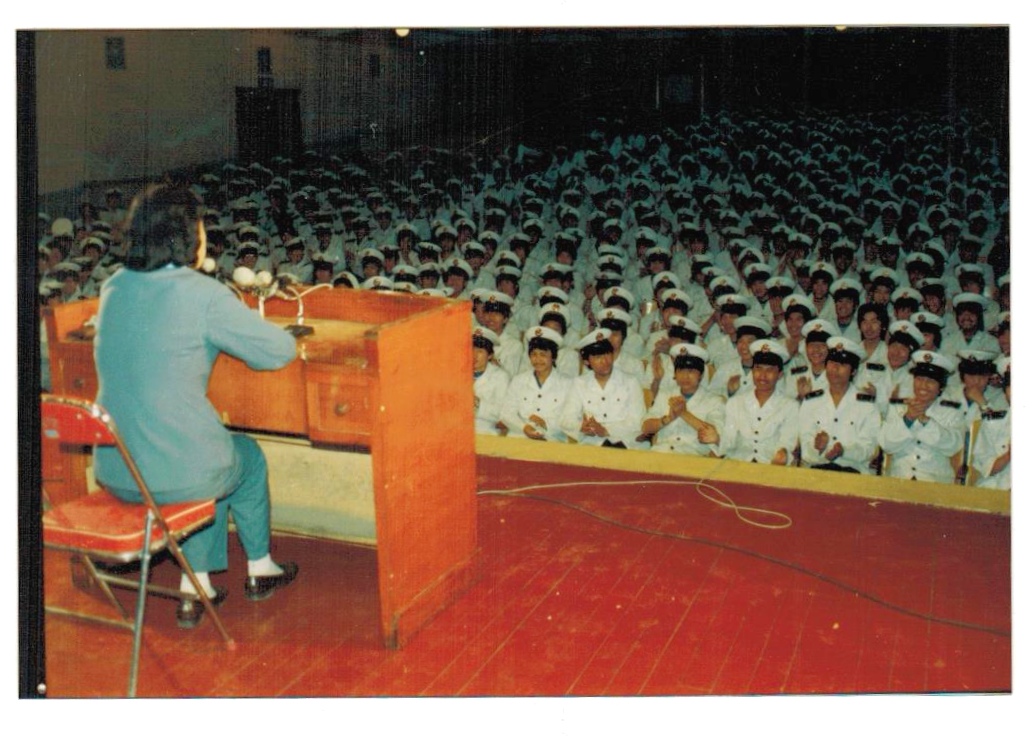 1987年6月8日,孔庆芬应邀在大连海运学院演讲.jpg 1987年6月8日,孔庆芬应邀在大连海运学院演讲.jpg